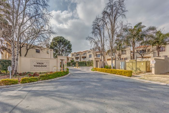 Eagle Trace Estate Townhouse For Sale: 2 beds, amenities include sports courts and play area.