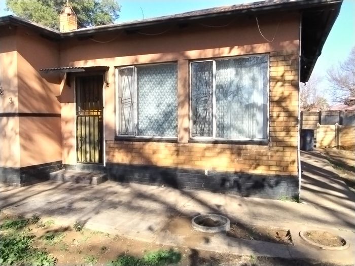For Sale: Renovation-ready 3-bedroom house in Vanderbijlpark Cw 5 with double garage.