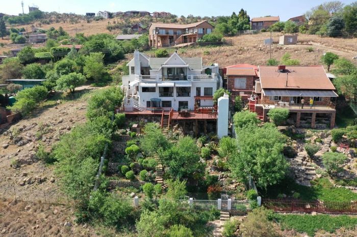 For Sale: House in Vaaloewer with 5 bedrooms, gym, solar power, and security.