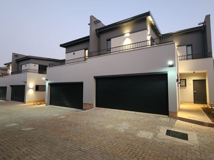 Townhouse To Rent in Bedfordview Central: 3 beds, pet-friendly, double garage, garden.
