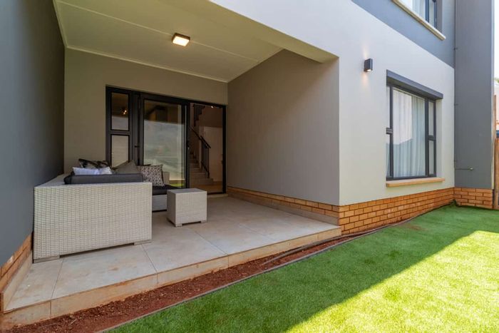 Townhouse To Rent in Bedfordview Central: 3 beds, pet-friendly, double garage, garden.