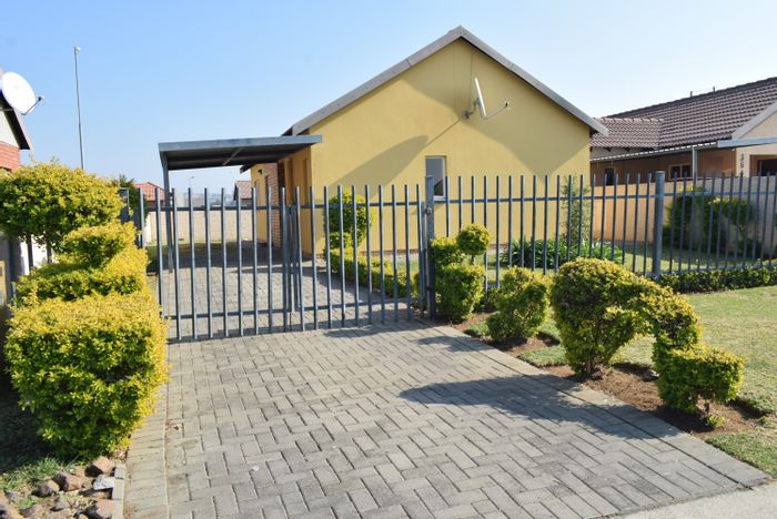 For Sale: House in Waterkloof Hill Estate with 3 bedrooms, yard space, and playgrounds.