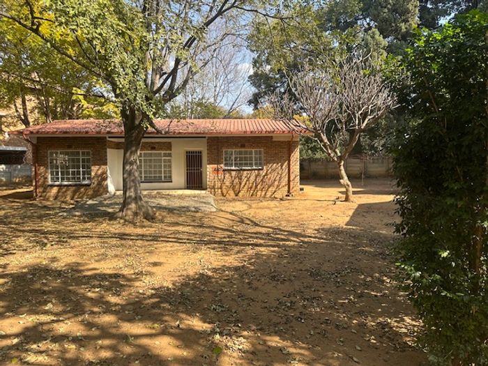 1-Bedroom Cottage To Rent in Rustenburg Central with Covered Parking and Garden Access.