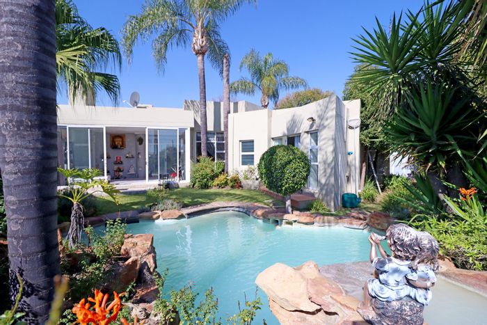 Sunninghill Townhouse For Sale: 3 beds, pool, garden, double garage, secure complex.