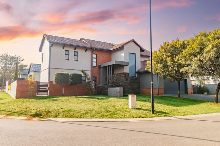 House for Sale in Midstream Estate: 4 beds, solar system, built-in braai, garden.