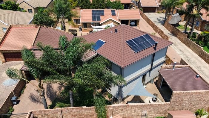 For Sale: House in Thatchfield Estate with solar energy, spacious layout, and entertainment area.