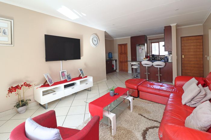 For Sale: Townhouse in Thatchfield Hills with garden, garage, and security access.