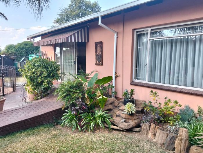 Garsfontein House For Sale: 4 bedrooms, pool, lapa, office space, solar system.