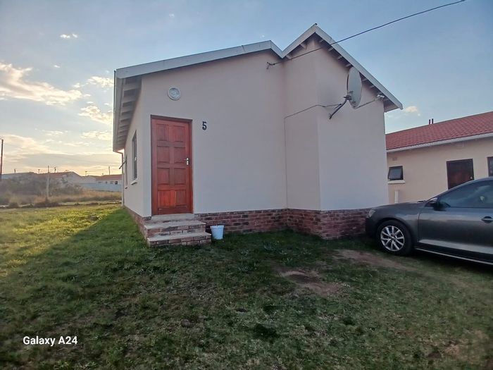 Graceland House For Sale: 2 beds, secure complex, near East London Airport.
