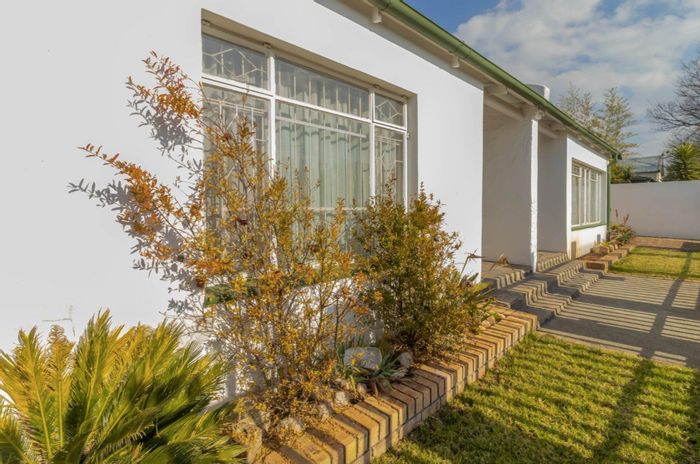 For Sale: Versatile Benoni Central house with dual units, spacious yard, and parking.