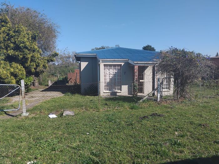 Berlin House For Sale: 3 Bedrooms, sunroom, parking, near transport and amenities.