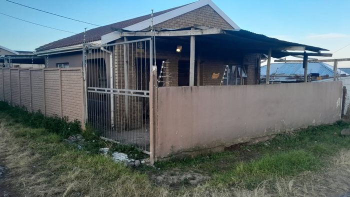 2-bedroom house in Scenery Park with secure garage and gated yard, For Sale.