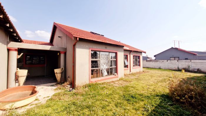 Brackendowns House For Sale: 3 beds, pool, solar panels, double garage, great location.