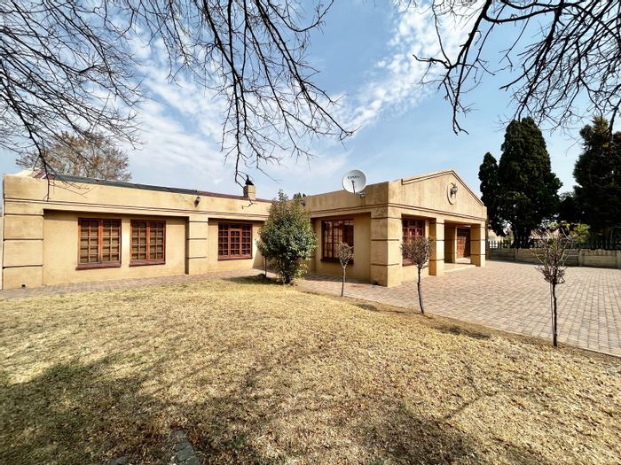 5-bedroom house in Secunda Central with pool, study, and pet-friendly yard. To Rent.