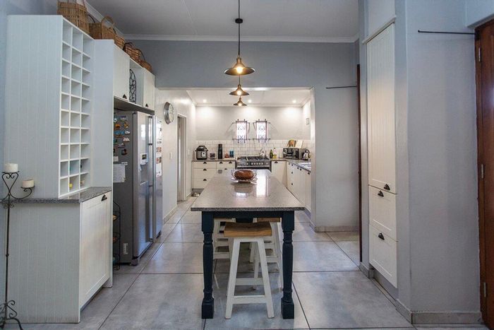 For Sale: 3-bedroom house in Oakdale with indoor braai, patio, and security features.