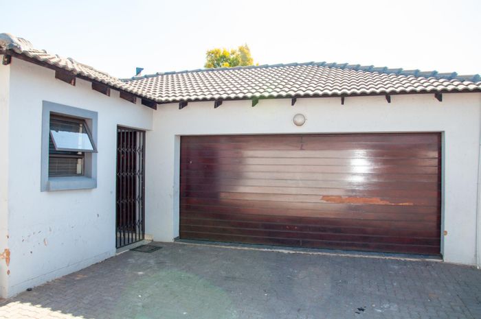 For Sale: Townhouse in Thatchfield Hills with 3 beds, garden, and security access.