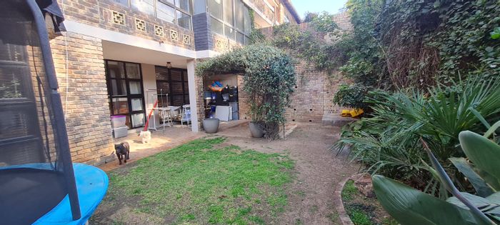 4-Bedroom Townhouse To Rent in St Andrews with private patio and garden.
