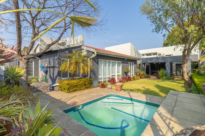 Magaliessig House For Sale: Spacious living, outdoor office, JoJo tank, solar panels.