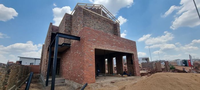 For Sale: 4-Bedroom House in Fountainbrook Estate with patio, garden, and double garage.