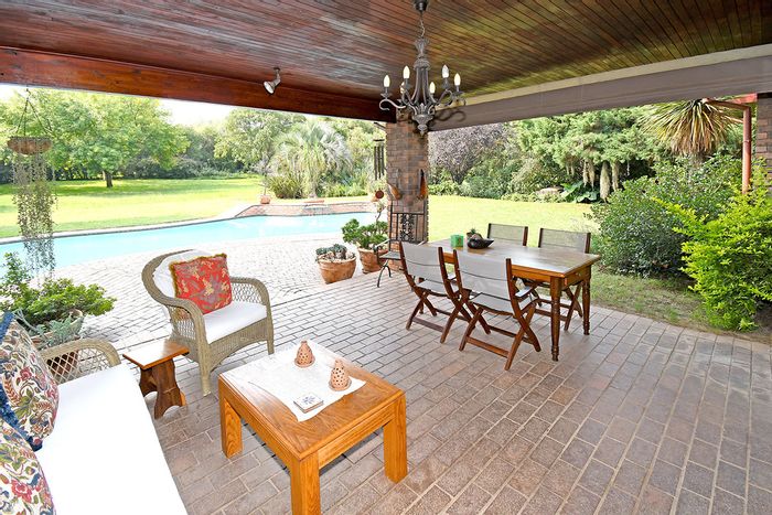 Four-bedroom house for sale in Randjesfontein AH with pool, cottage, and bridle trails.