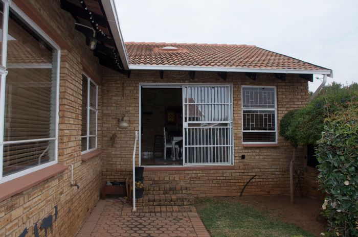 3-Bedroom Townhouse To Rent in Noordheuwel with garden and garage parking.