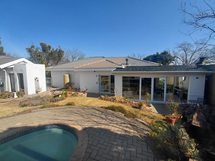 House for Sale in Parys Central: Pool, spacious garden, security features, and garages.