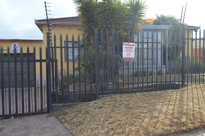 3-Bedroom House To Rent in Roodepoort Central with Pool, Lapa, and Pet-Friendly Garden.