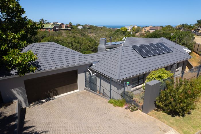 For Sale: House in Noorsekloof with off-grid features, pool, and spacious living areas.