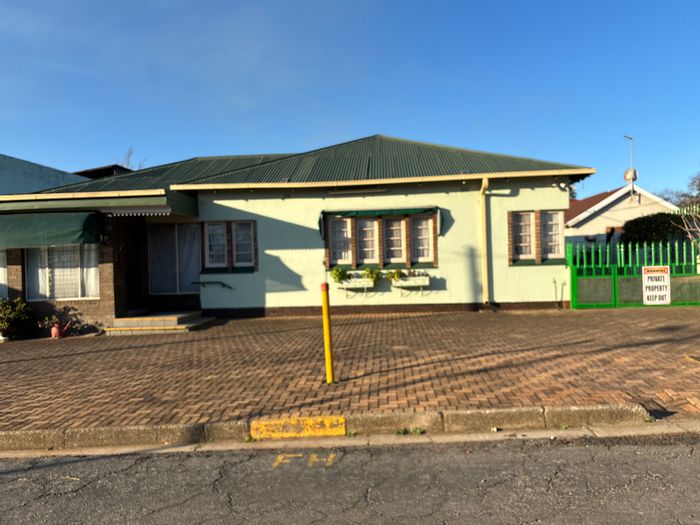 Benoni West House For Sale: 3 beds, flatlet, spacious living, ample parking.