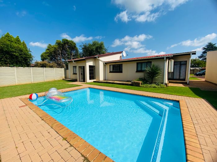 For Sale: House in Sonland Park with flatlet, pool, and ample parking.