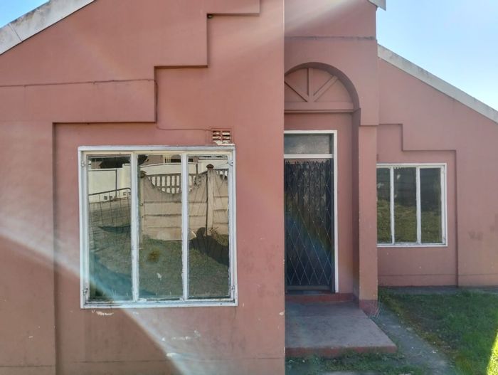 3-Bedroom House To Rent in Mbuqu with 2 Flats, Near Amenities and Parking.