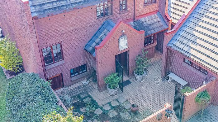 Lynnwood Glen Townhouse For Sale: 4 beds, security, garden, and solar amenities.
