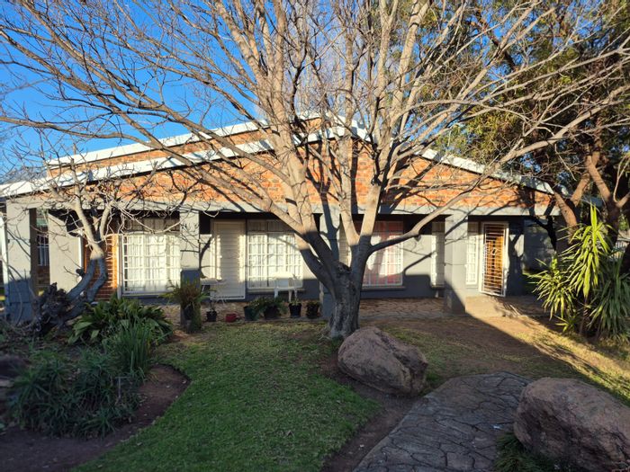 For Sale: Apartment in Vredefort Central with 4 units, rental income, and parking.