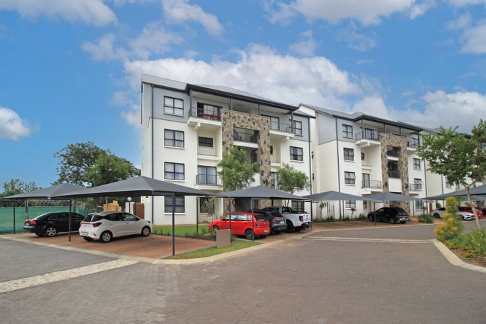Crowthorne AH Apartment For Sale: 3 bedrooms, pool, gym, secure parking, prime location.