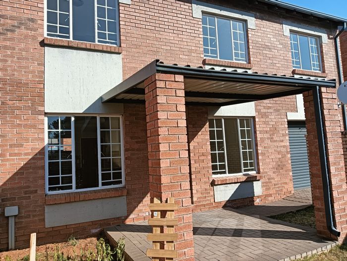 Raslouw Townhouse For Sale: 3 beds, private garden, garage, 24-hour security.