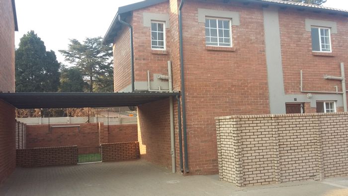 Raslouw Townhouse For Sale: 2 beds, private garden, garage, 24-hour security.