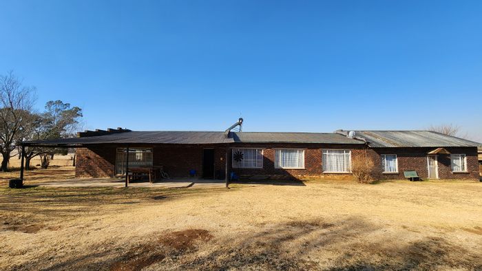 Versatile Kaydale house for sale: 4-bed home, flatlet, 2-hectare land.