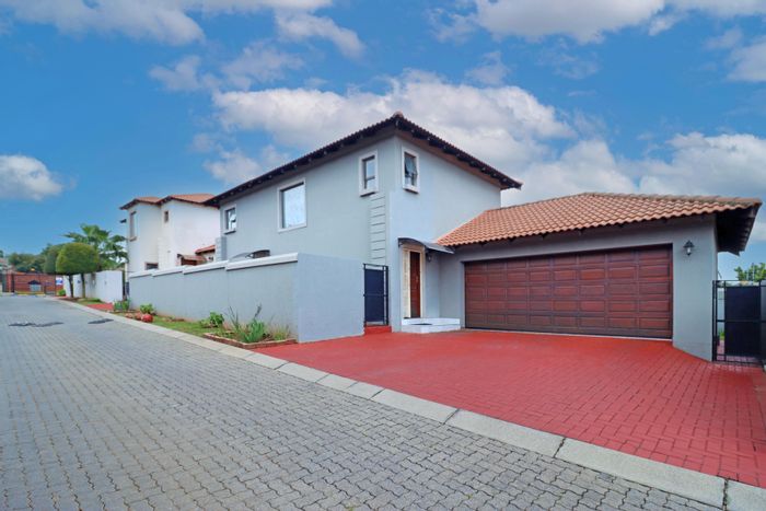 Noordwyk Townhouse For Sale: 3 beds, secure estate, close to amenities.