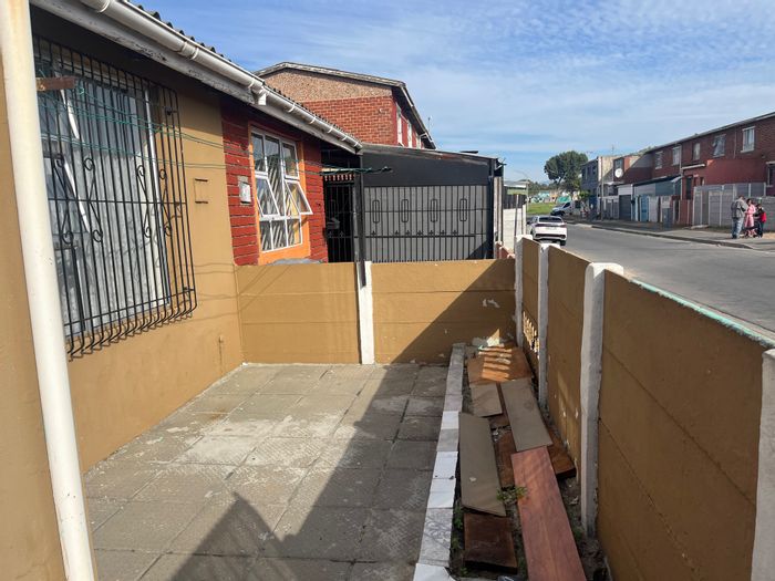 3 Bedroom House For Sale in New Woodlands with 2 Garages and Spacious Yard.