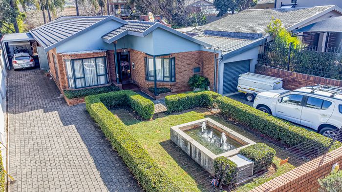 Lynnwood Glen House For Sale: 3 beds, study, heated pool, solar system.