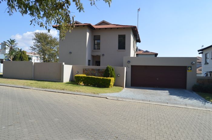 Cluster To Rent in Muldersdrift: 3 Bedrooms, pet-friendly garden, great security.