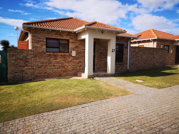 Townhouse For Sale in Campher Park: Secure living, private courtyard, convenient access.