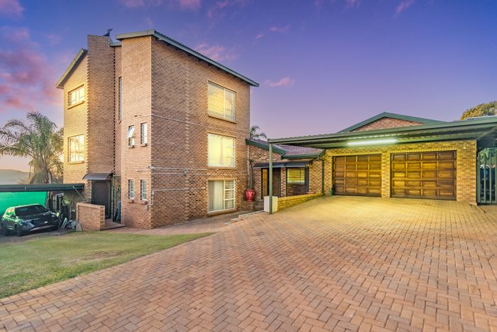 Roodekrans House For Sale: 5 beds, flatlet, solar panels, spacious living areas.