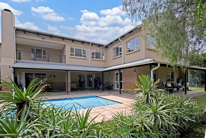 Equestrian house in Sun Valley with stables, pool, and spacious living areas. For Sale.