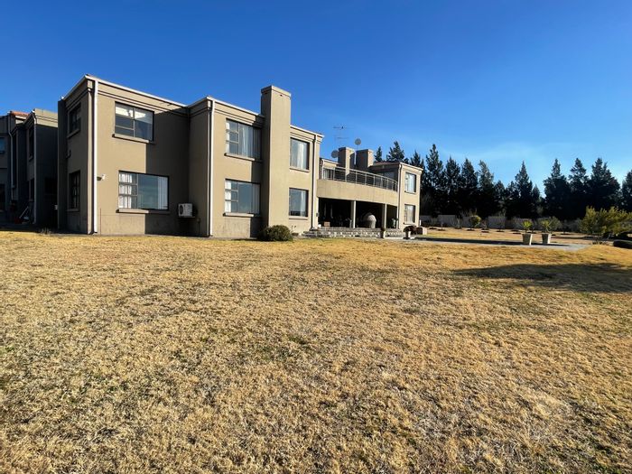 For Sale: House in Blue Saddle Ranches with 6 Bedrooms, Flatlets, Pool, Tennis Court.