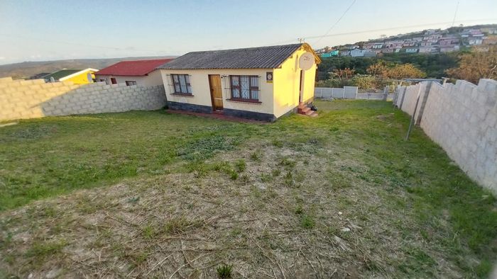 House for Sale in Mdantsane Nu 14: 2 Bedrooms, large yard, parking for 10.