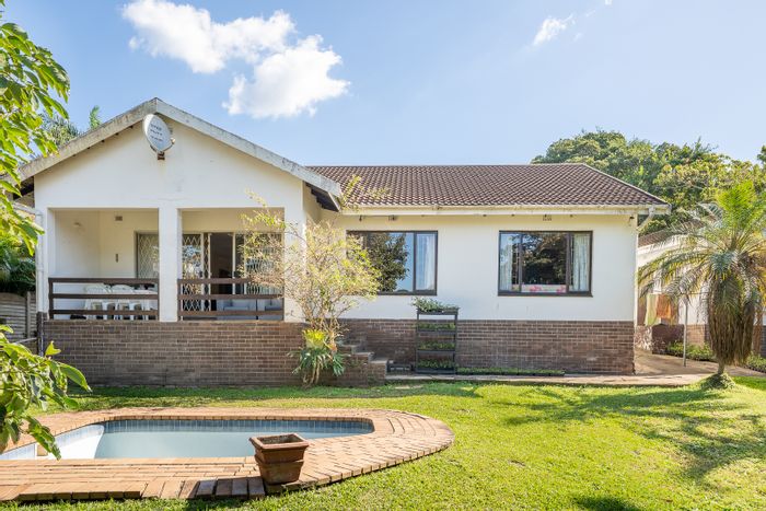 For Sale: House in Pennington Central with pool, garden, and close to beach.