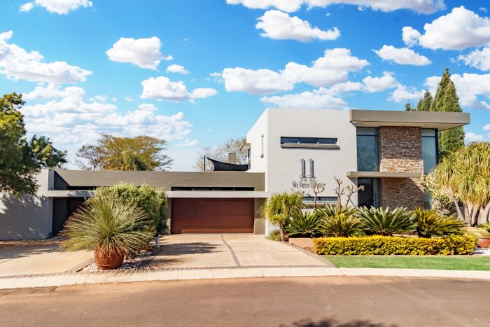 For Sale: House in Midlands Estate with pool, jacuzzi, and gourmet kitchen.