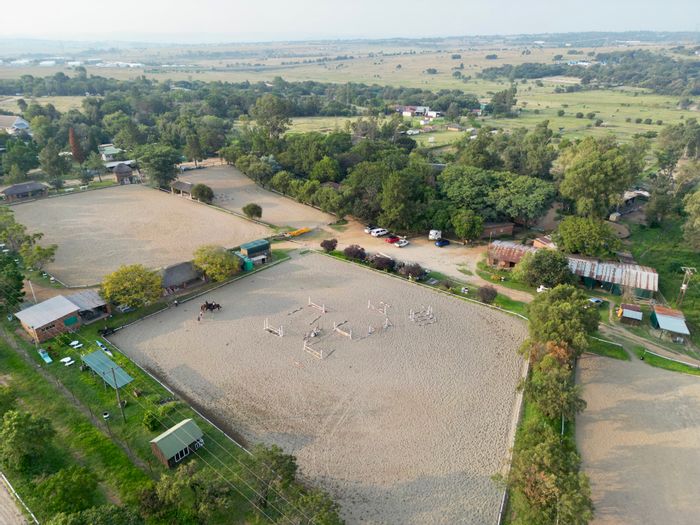 Equestrian farm for sale in Knopjeslaagte AH with extensive facilities and accommodations.