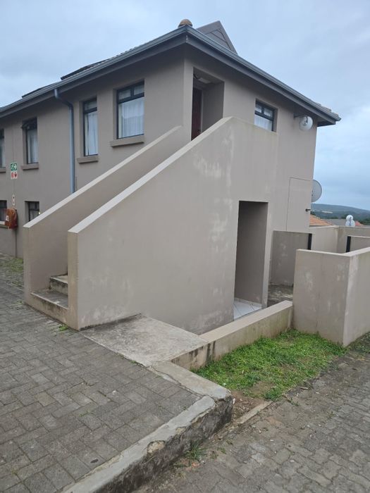 Kidds Beach Townhouse To Rent: 2 Bedrooms, secure complex, close to school.